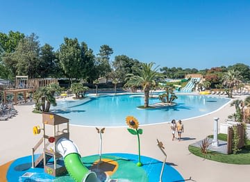 Camping Le Logis - Le Parc aquatique - Couple qui se rend au parc aquatique