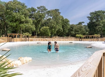 Camping Le Logis - Le Parc aquatique - Couple qui marche dans le lagon