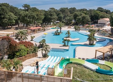Camping Le Logis - Het waterpark - Vrouw op de waterglijbaan met uitzicht op het waterpark