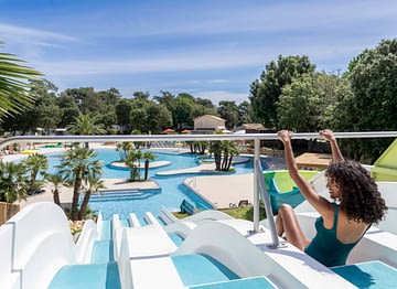 Camping Le Logis - Le Parc aquatique - Femme sur le toboggan aquatique