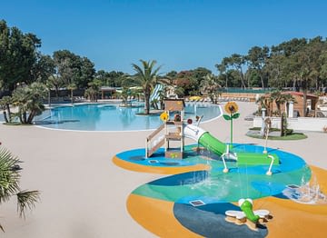 Camping Le Logis - Le Parc aquatique - Vue du lagon et de l\'espace aqualudique