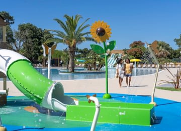 Camping Le Logis - Het waterpark - Koppel dat naar het waterpark gaat