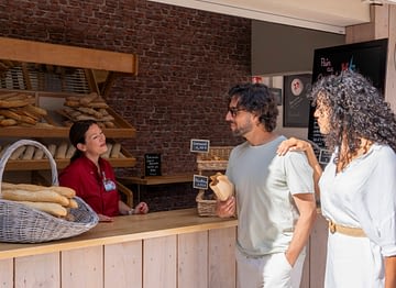 Camping Le Logis - Services - Couple buys bread at the bakery