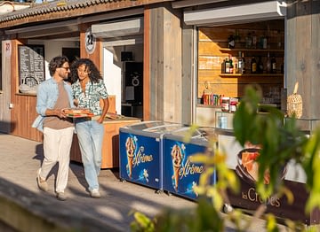 Camping Le Logis - Diensten - Echtpaar koopt pizza\'s bij de snackbar