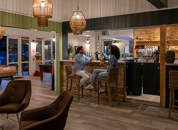 Camping Le Logis - Diensten - Koppel drinkt een cocktail aan de bar