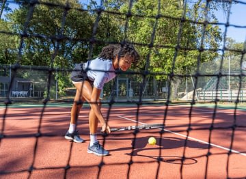 Camping Le Logis - Activités et animations - Femme qui joue au tennis