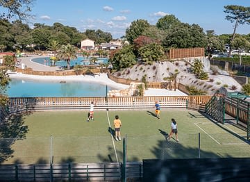 Le Logis Campsite - Activities and Entertainment - Group of friends playing basketball on the multisports terrain