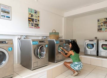 Camping Le Logis - Diensten - Wasserij - Vrouw die de was doet