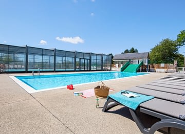 Camping Domaine de Drancourt - Le parc aquatique - Piscine couverte et chauffée et transats