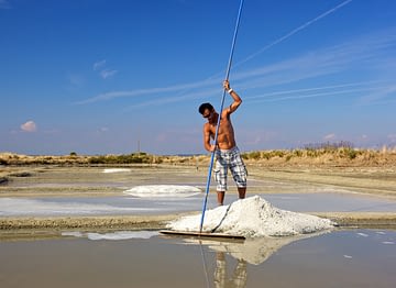 Camping Sainte Brigitte - Loire Atlantique - Paludier qui récolte le gros sel dans les marais salants de Guérande