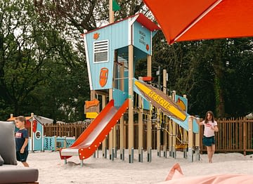 Camping Sainte Brigitte - Activités et animations - Enfants qui s\'amusent sur l\'aire de jeux