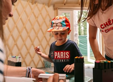 Camping Sainte Brigitte - Activités et animations - Enfant et animatrices au club enfant