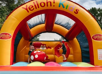Camping Sainte Brigitte - Activités et animations - Enfants qui s\'amusent sur une structure gonflable