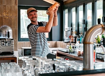 Camping Sainte Brigitte - Restauration - Barmaid qui prépare un cocktail