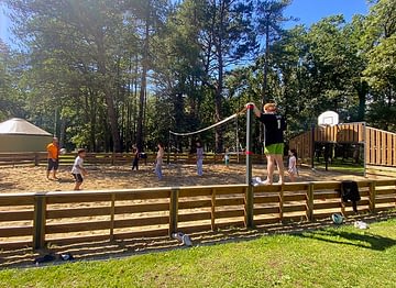 Camping Sainte Brigitte - Activités et animations - Partie de beach volley sur le terrain multisport