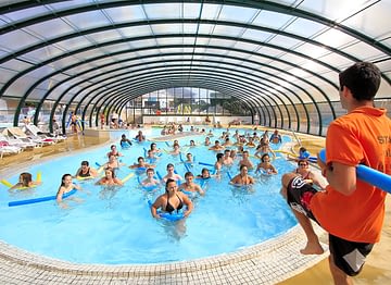 Camping Le Moténo - Cours d\'aquagym dans la piscine couverte