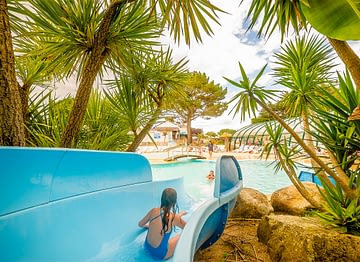 Camping Le Moténo - Parc aquatique - Enfant qui fait du toboggan