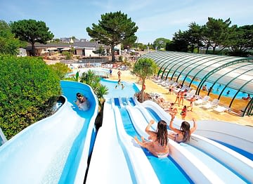 Camping Le Moténo - Parc aquatique - enfant sur les toboggans aquatiques