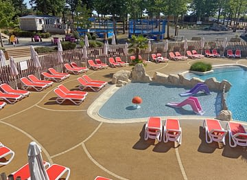 Camping Parc du Val de Loire - Vue de la terrasse / solarium du parc aquatique et de la pataugeoire