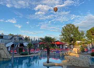 Camping Parc du Val de Loire - Parc aquatique survolée par une montgolfière