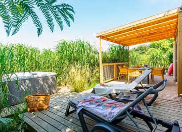 Campingplatz Les Mouettes - Mietunterkünfte - Cottage Natura Premium mit Whirlpool, 5 Personen, 2 Schlafzimmer, 2 Badezimmer - Terrasse mit Gartenmöbel und Whirlpool