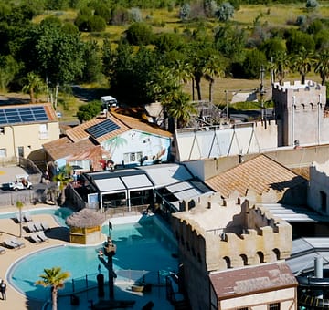 Camping Californie Plage - C&oelig;ur de village et vue de l\'espace aquatique