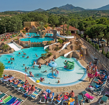 Camping Le Bois de Valmarie - Waterpark - Luchtfoto van het waterpark met glijbanen en ligbedden
