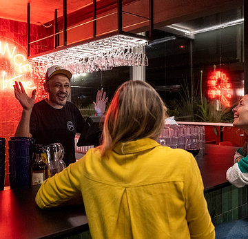 Camping la Sirène - Bars et restaurants - 2 femmes discutant avec le barman au Pub Lounge