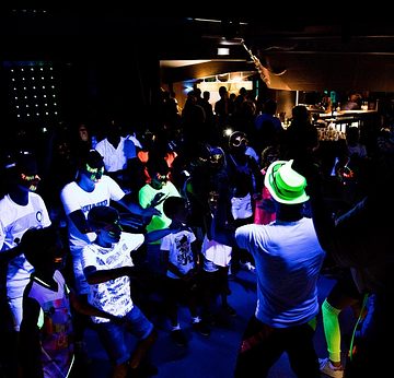 Camping la Sirène - Avonden en voorstellingen - Sirène Arena - Dansfeest aan de bar