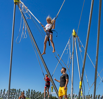 Camping La Sirène - Actividades y animaciones - Niños saltando a las gomas