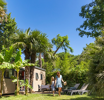 Camping La Sirène - Madre e hija en la terraza de su casa móvil