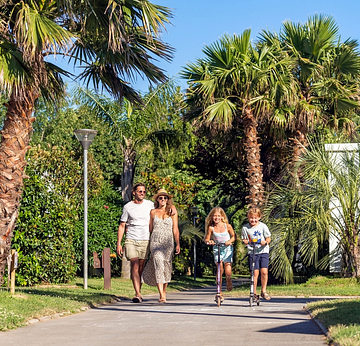 Camping la Sirène - Gezin op een voetgangerspad