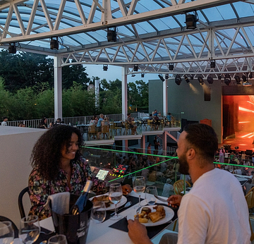 Camping la Sirène - Bars en restaurants - Sirène Arena - Stel dineert tijdens een voorstelling