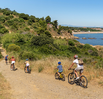 Camping la Sirène - Activités et animations - Famille en VTT le long de la côte