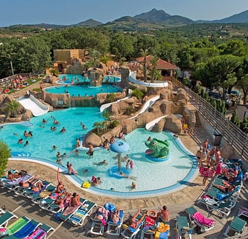 Campingplatz Le Bois de Valmarie - Aquapark - Luftaufnahme der Badelandschaft mit Rutschen und Liegestühlen