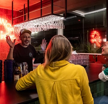Camping la Sirène - Bars et restaurants - 2 femmes discutant avec le barmaid