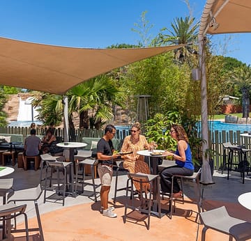 Camping la Sirène - Bars en restaurants - 2 vrouwen lunchen in restaurant Le Bambou