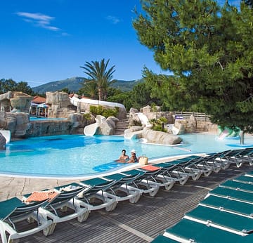 Camping Le Bois de Valmarie - Espace aquatique - Couple se baignant dans le grand bassin