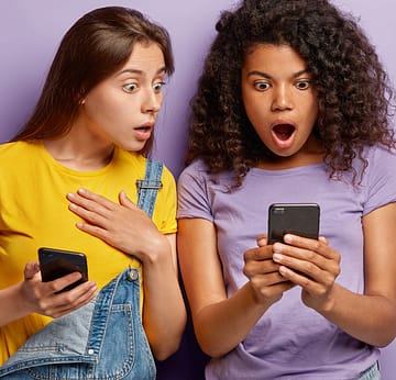 Camping La Sirène - Tiendas y servicios - Wifi - Adolescentes con su smartphone