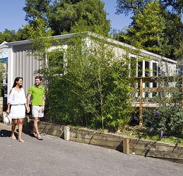 Camping Le Bois de Valmarie - Pareja paseando por los caminos del camping