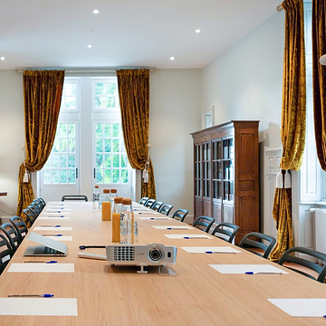 Manoir de Kerlut - Seminar room and video projector