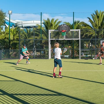 Camping Les Mouettes - Activités et animations - Famille jouant au tennis au terrain multisport 