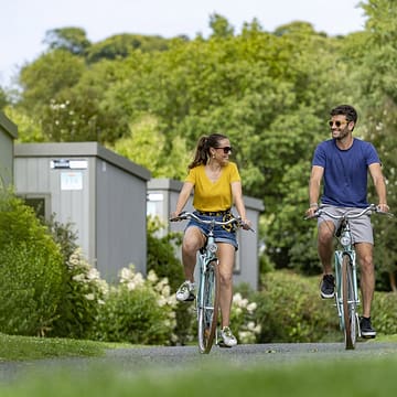 Les Mouettes campsite - Accommodation - Couple cycling along the paths