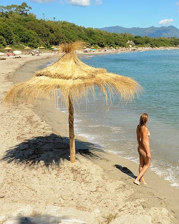 Domaine de Bagheera, Strand, Frau, die auf dem Strand spazieren geht