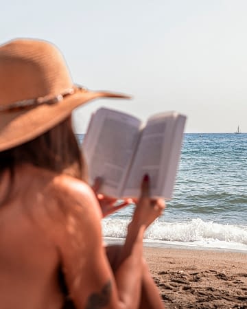 Domaine de Bagheera, Strand, Frau, die auf dem Strand liest