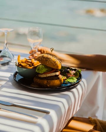 Domaine de Bagheera, Kulinarisches, Mittagessen auf der Terrasse, Burger und Pommes