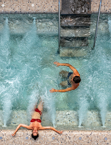 Le Brasilia campsite, Papillon Spa, couple in a hydromassage pool