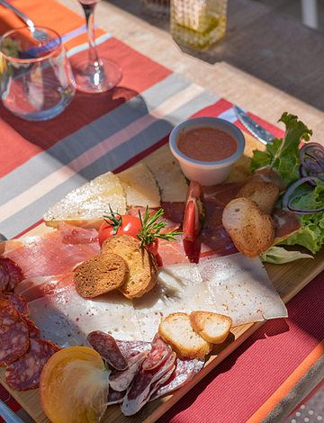 Le Brasilia campsite, restaurant facilities, board of cold cooked meats<g ctype=\"underlined\"><g ctype=\"underlined\"><g ctype=\"underlined\"></g> and cheeses