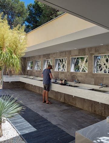 Camping Le Brasilia, pavillon sanitaires, lavage vaisselle