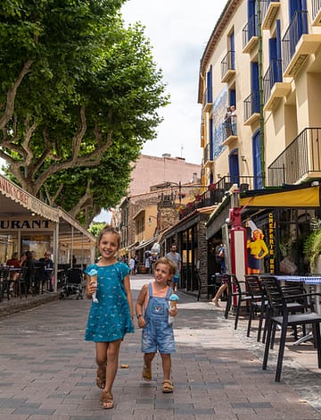 Camping Le Brasilia, Kinder, die ein Eis in Collioure essen